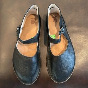 Softstar black leather flats size 9